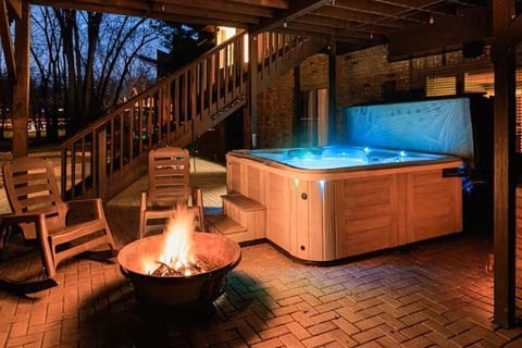 Spacious family home, Hot tub image 3