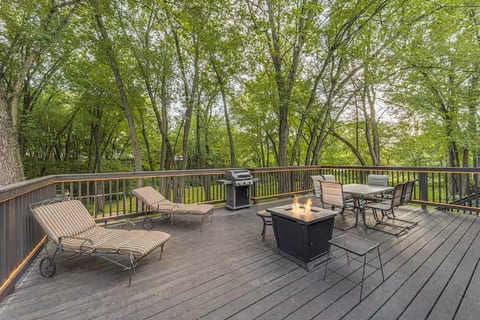 Spacious family home, Hot tub image 2
