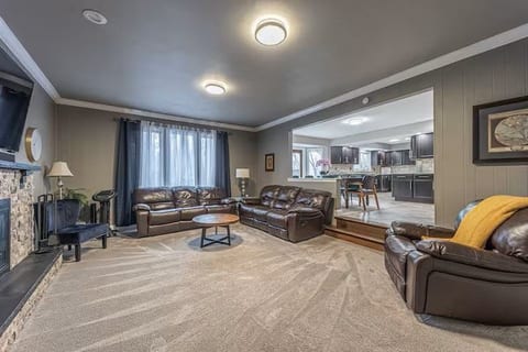 Spacious family home, Hot tub image 4
