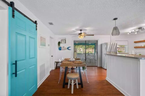 Vibrant 3/2 just minutes to local beaches