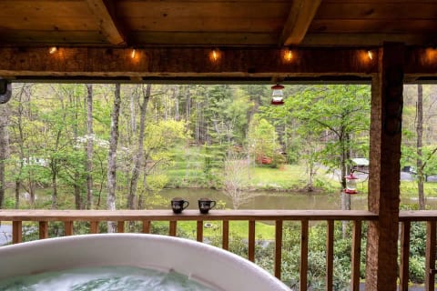Hot Tub overlooking the New River at Current Hideaway