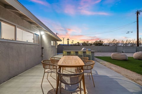 Private patio w/ outdoor dining set, great for morning coffee or casual meals at sunset.