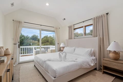 Harbor View: Spacious Corolla Getaway