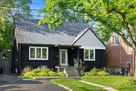 Toronto Retreat | Steps to Subway + Downtown