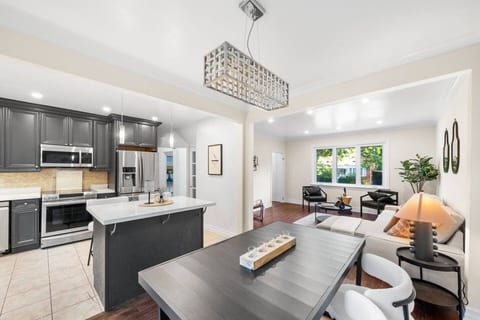 Toronto Retreat | Steps to Subway + Downtown