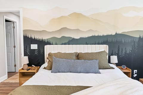 Downtown retreat- Pilot Mt. Views- sleeps 8 image 1