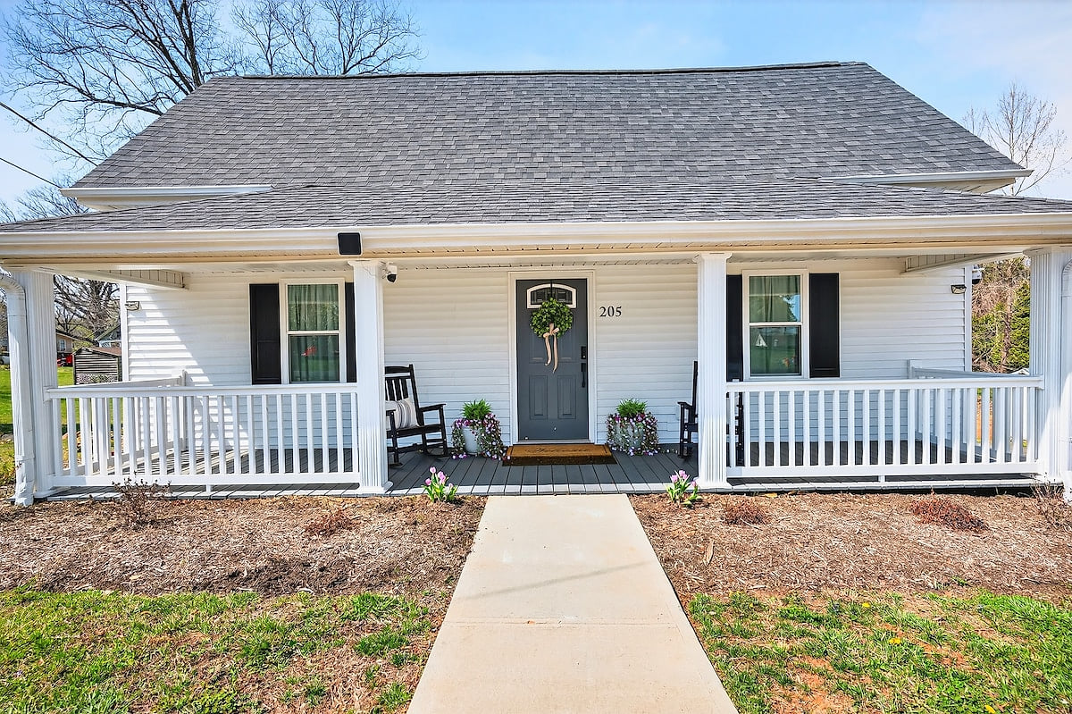 Downtown retreat- Pilot Mt. Views- sleeps 8 image 2