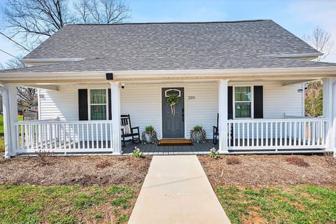 Downtown retreat- Pilot Mt. Views- sleeps 8 image 2