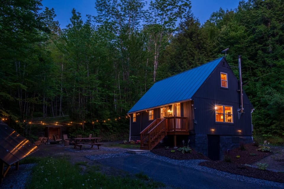 Site de réservation direct officiel | Brookside Cabin - Votre échappée paisible hors réseau au VT - Brookfield