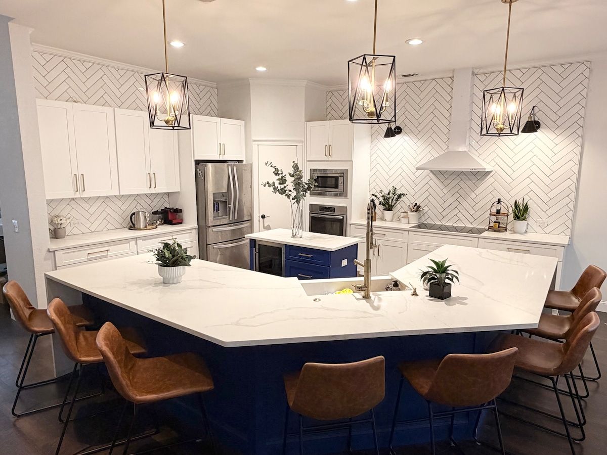 Full sized kitchen - fully decked with all your essentials. Bowls, plates, cups, utensils, carving station, pots, pans, bring sheets etc