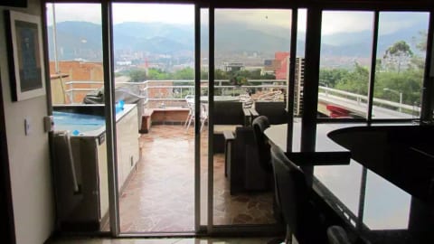 PH 502 Roof deck Hot tub Private roof security AC
