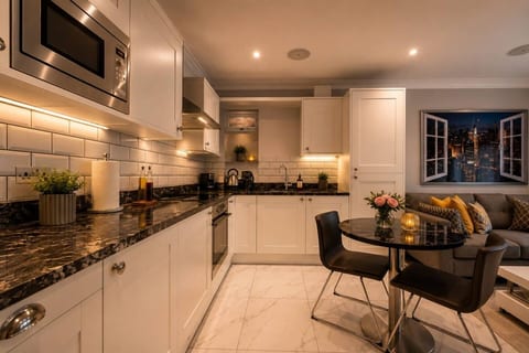Cosy Modern, seconds from Shenfield Elizabeth Line