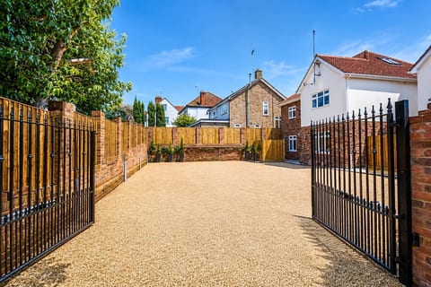 Cosy Modern, seconds from Shenfield Elizabeth Line