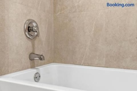 Modern Condo | River Shuttle Downtown