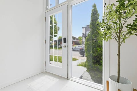 Modern Condo | River Shuttle Downtown