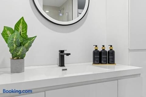 Modern Condo | River Shuttle Downtown