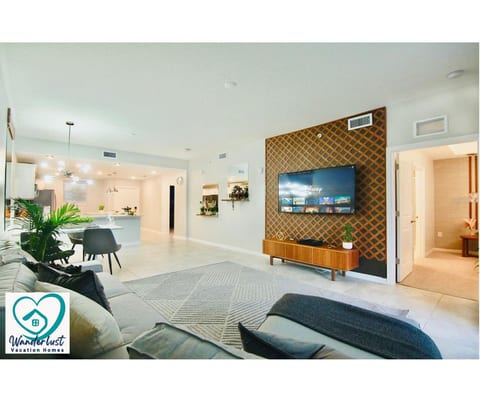 Modern 2 Br close to Disney Free Waterpark