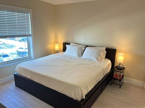 Master Bedroom (King bed)