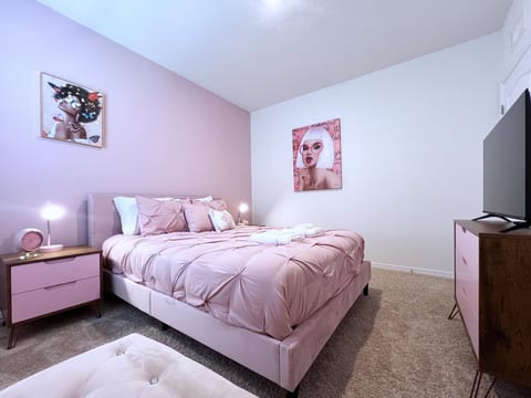 Beautiful 5 Bed Pool Home with Game Room-7543OL