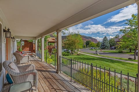 Spacious Home • Sleeps 10 • Sauna • A/C • Grill