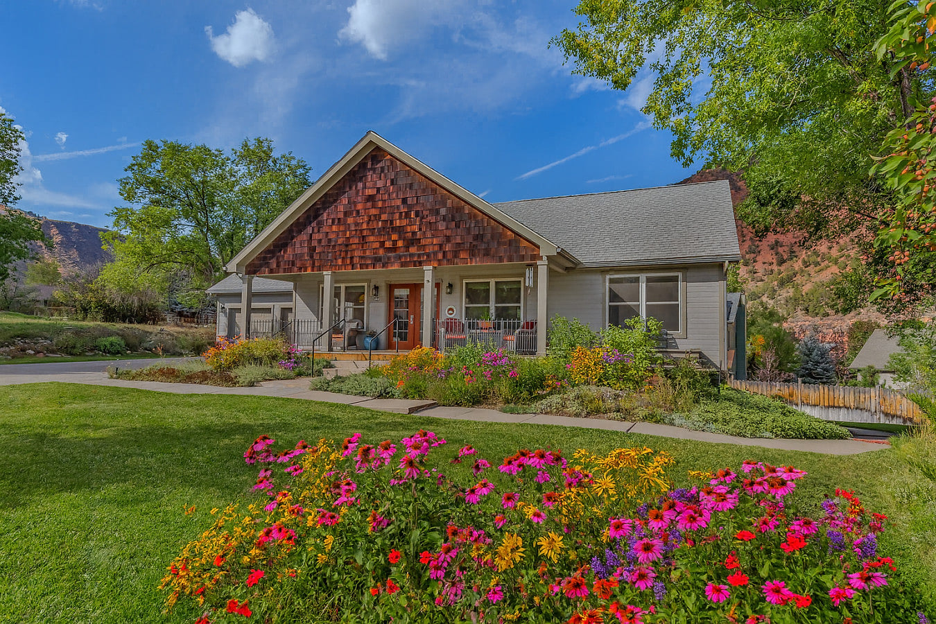 Spacious Home • Sleeps 10 • Sauna • A/C • Grill