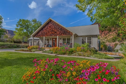 Spacious Home • Sleeps 10 • Sauna • A/C • Grill