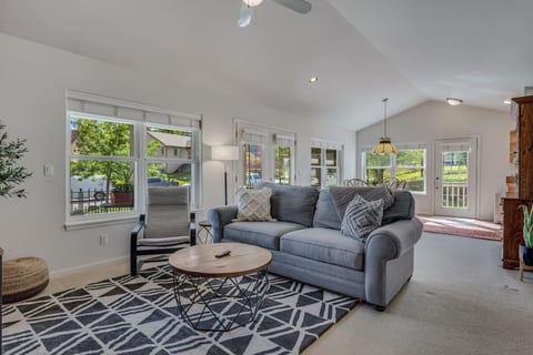 Spacious Home • Sleeps 10 • Sauna • A/C • Grill