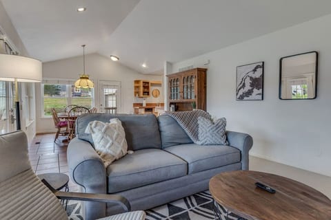 Spacious Home • Sleeps 10 • Sauna • A/C • Grill