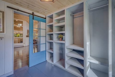Modern 2BR Cabin sleeps 6 w/Bridge walk
