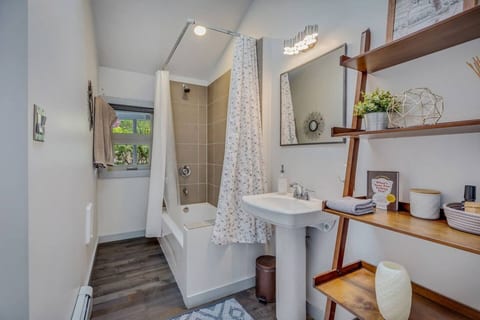 Modern 2BR Cabin sleeps 6 w/Bridge walk