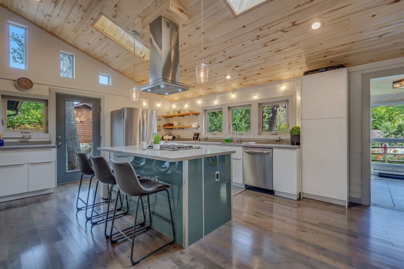 Modern 2BR Cabin sleeps 6 w/Bridge walk