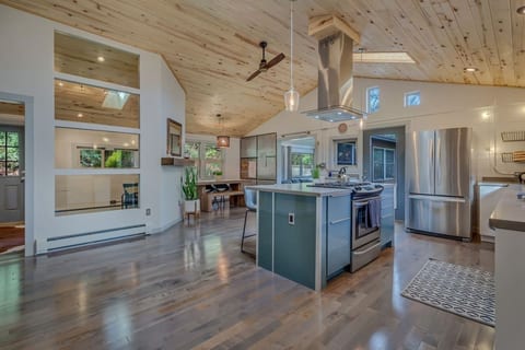 Modern 2BR Cabin sleeps 6 w/Bridge walk