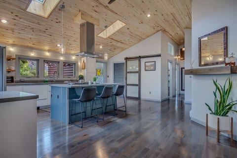 Modern 2BR Cabin sleeps 6 w/Bridge walk