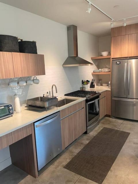Modern Apt. with Rooftop Deck 1 Block to Main St