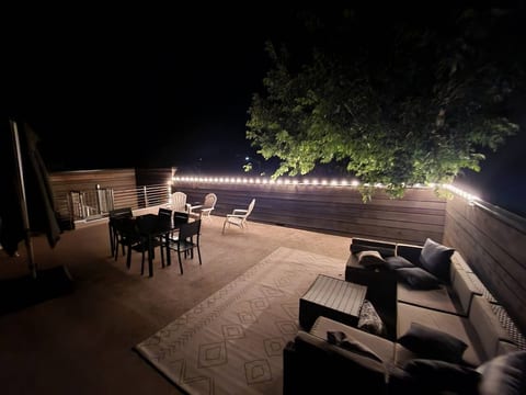 Modern Apt. with Rooftop Deck 1 Block to Main St