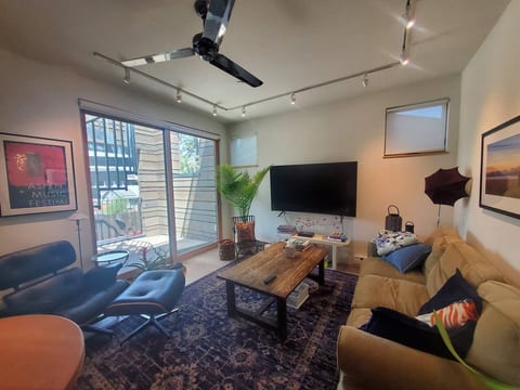 Modern Apt. with Rooftop Deck 1 Block to Main St