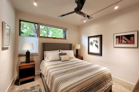 Modern Apt. with Rooftop Deck 1 Block to Main St