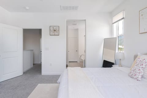 Stylish and bright 3 BDR with two bathroom