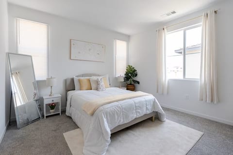 Stylish and bright 3 BDR with two bathroom