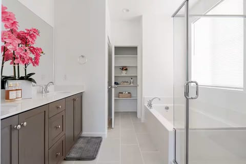 Stylish and bright 3 BDR with two bathroom