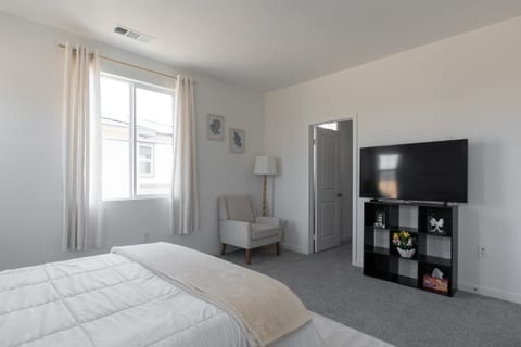 Stylish and bright 3 BDR with two bathroom