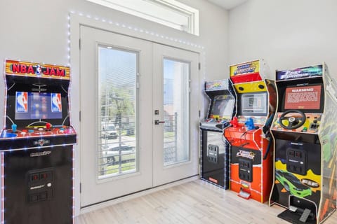 Modern Comfort, entire house, w/hottub, gameroom