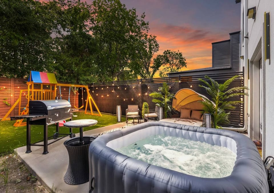 Modern Comfort, entire house, w/hottub, gameroom - Dallas