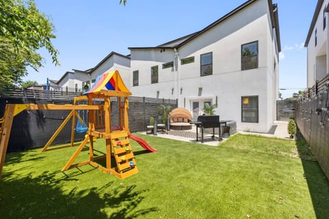 Modern Comfort, entire house, w/hottub, gameroom