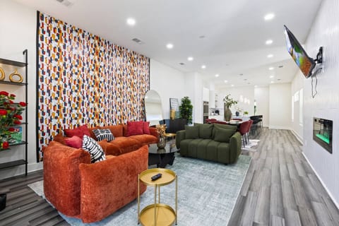 Modern Luxe Retreat whole house w/hottub, gameroom