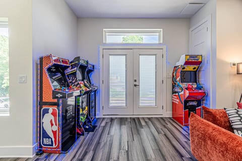Modern Luxe Retreat whole house w/hottub, gameroom