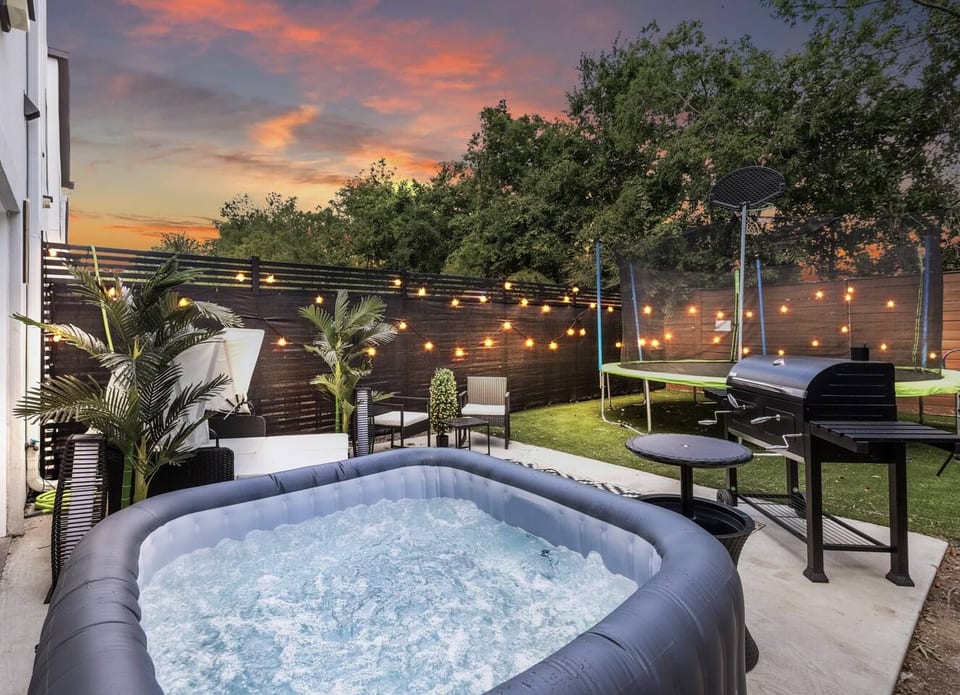 Modern Luxe Retreat whole house w/hottub, gameroom - Dallas