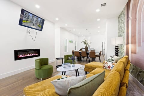 Designer Home in Dallas w/hottub & FREE game room