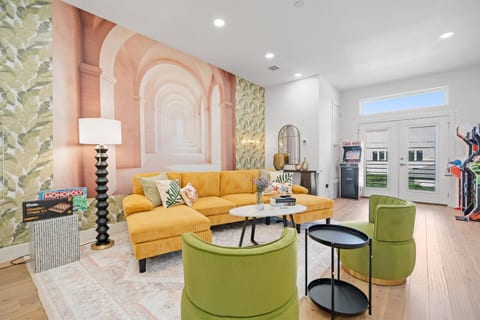 Designer Home in Dallas w/hottub & FREE game room