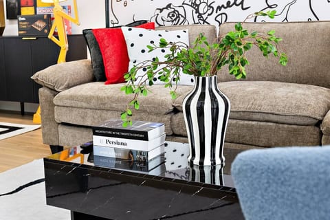 Trendy Uptown Hideaway w/hottub, FREE gameroom